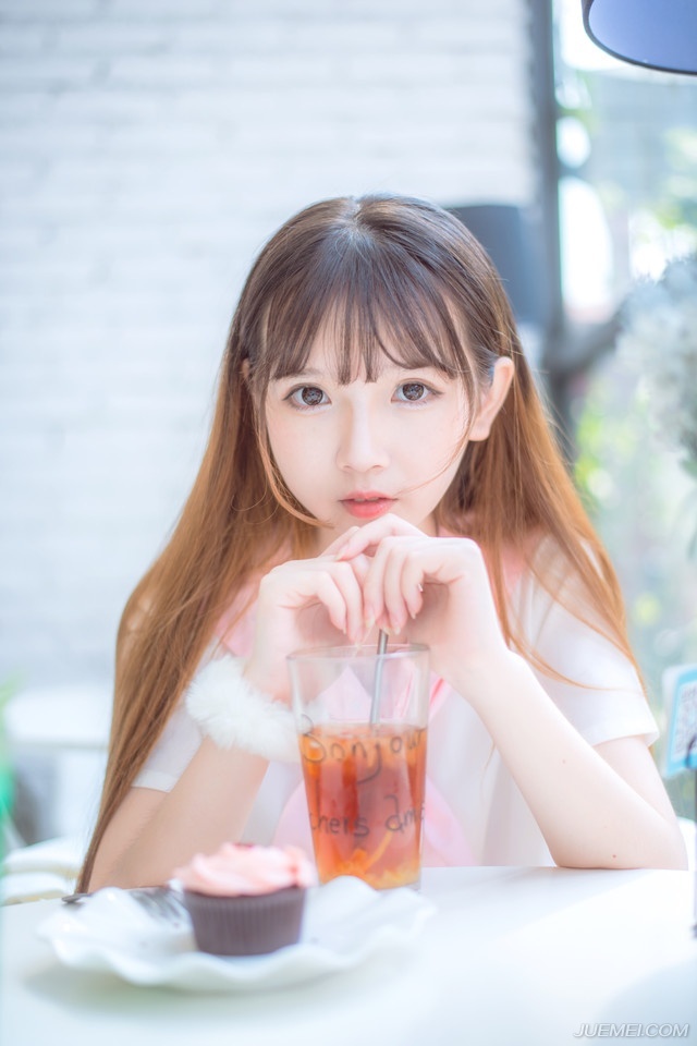 “在你带来书信之前，军师已经暗中命人将你的事情告诉我。”陈到沉声道：“你究竟是何人？”